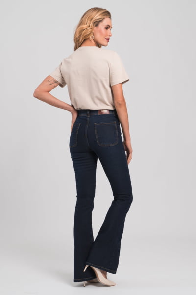 Calça Flare Jeans Escuro com Bolsos Frontais F2933