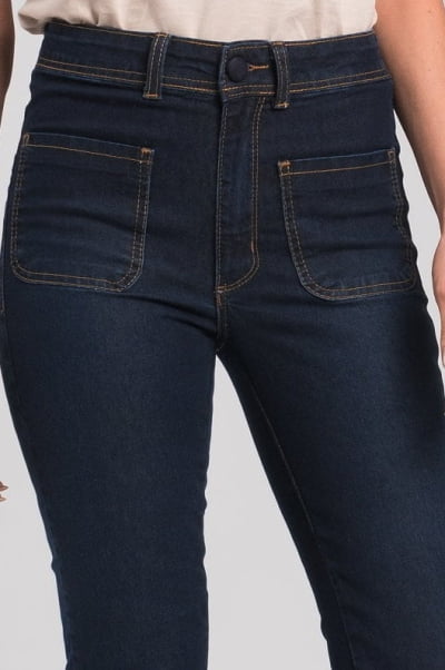 Calça Flare Jeans Escuro com Bolsos Frontais F2933